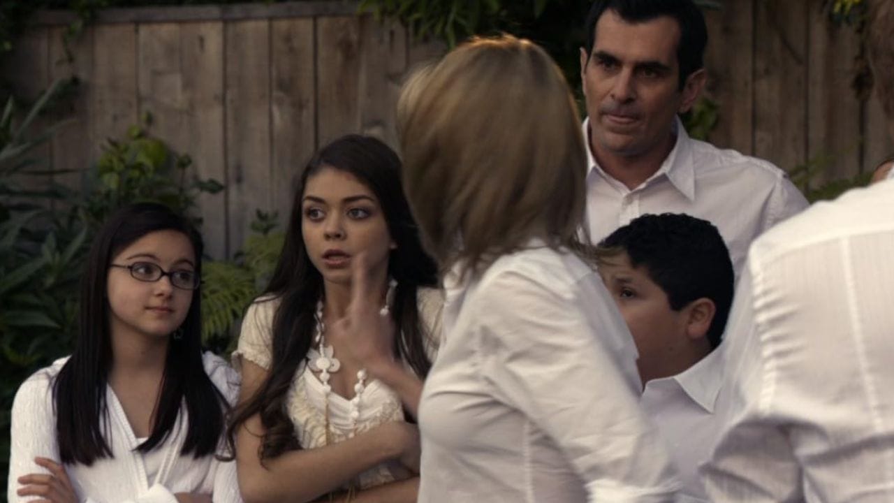 13 Best Episodes Of Modern Family And Why They'Re Timeless 3 Family Portrait, Modern Family Hulu