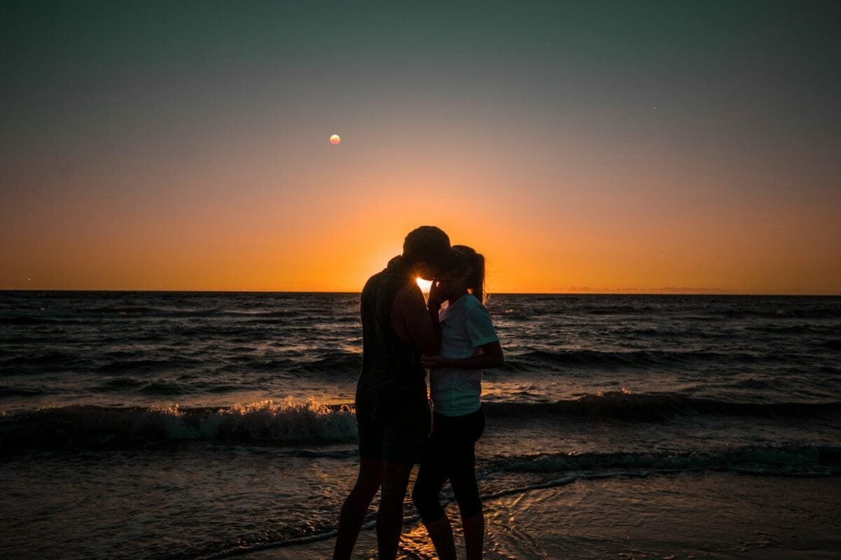 couple kissing at sunset / steamy romance movies