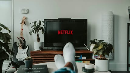 Snipdaily | News, Reviews, And Guides About Streaming Movies And Television 12 Person Watching Netflix / Summer Streaming