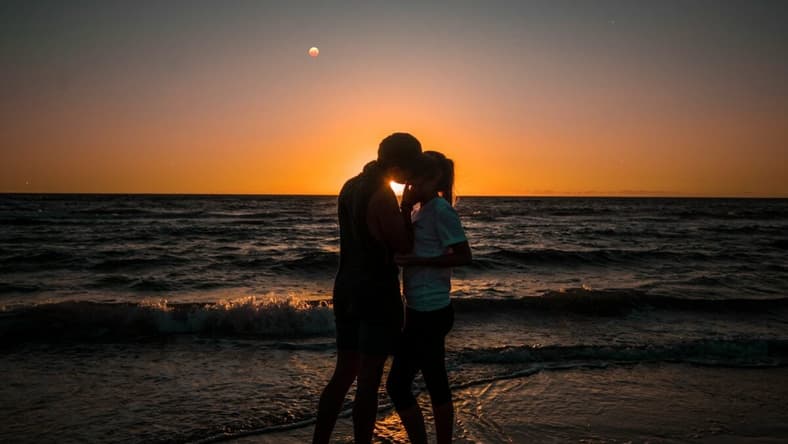 6 Steamy Romance Movies For Valentine'S Day 2 Couple Kissing At Sunset / Steamy Romance Movies