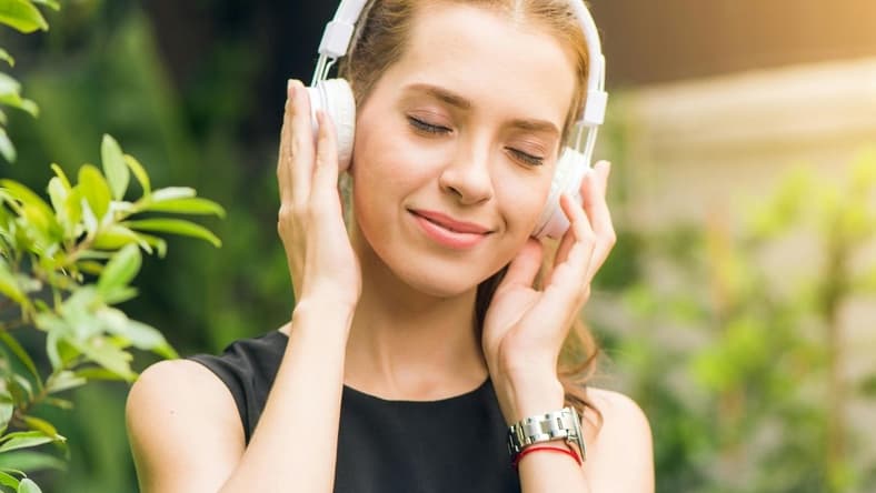 Amazon Music Unlimited Family Annual Plan Going From $199 To $219 2 Woman Listening To Music On Headphones. / Amazon Music Unlimited