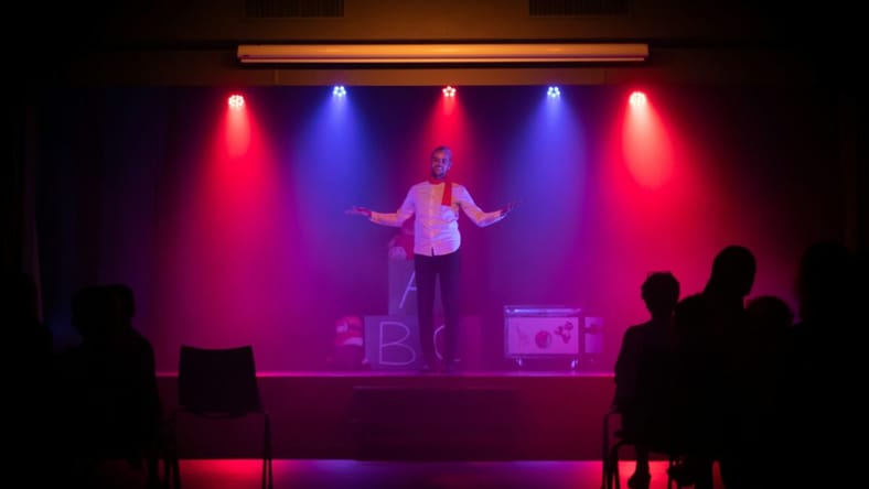 Comedian On Stage / Kevin Hart Netflix Comedy Show