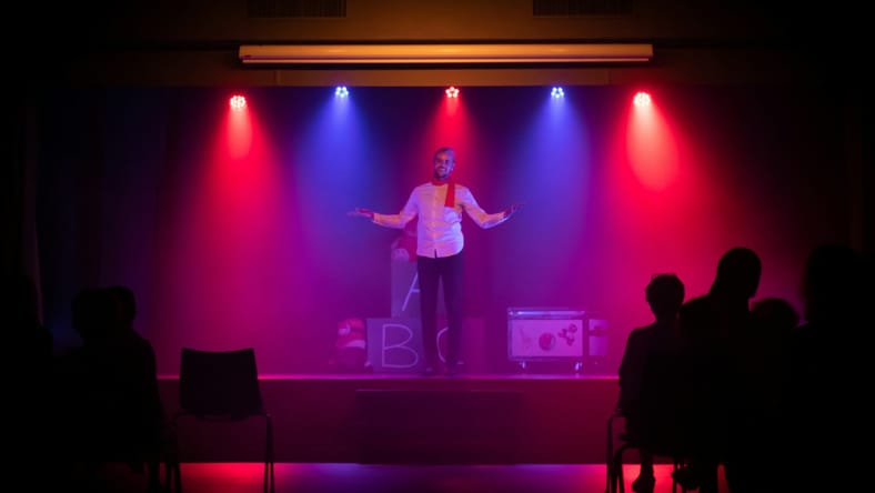 Kevin Hart And Netflix Look To Revive Comedy Competitions With New Series 2 Comedian On Stage / Kevin Hart Netflix Comedy Show